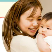 子どもを抱く女性