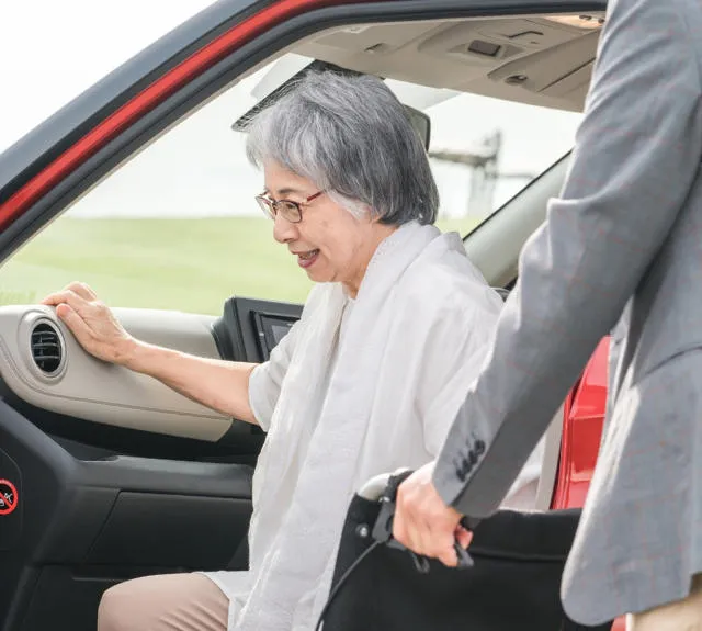 車の乗り降りを介助するスタッフ