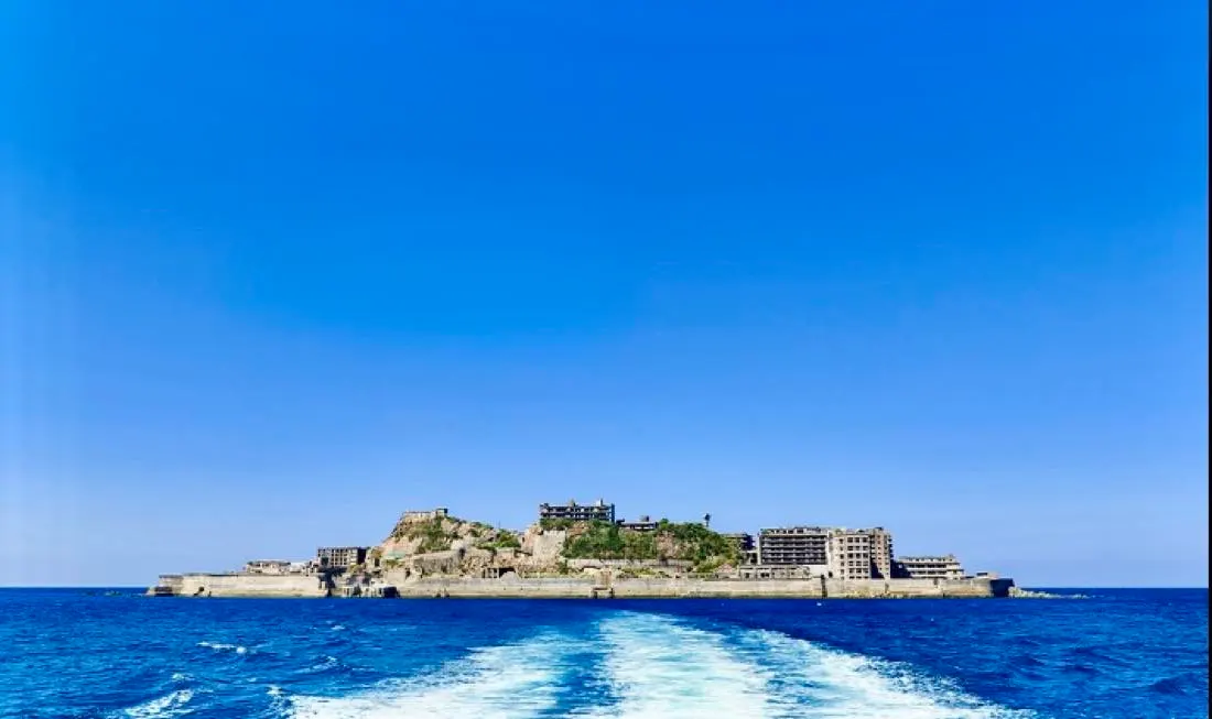 長崎市野母崎沖の軍艦島（端島）